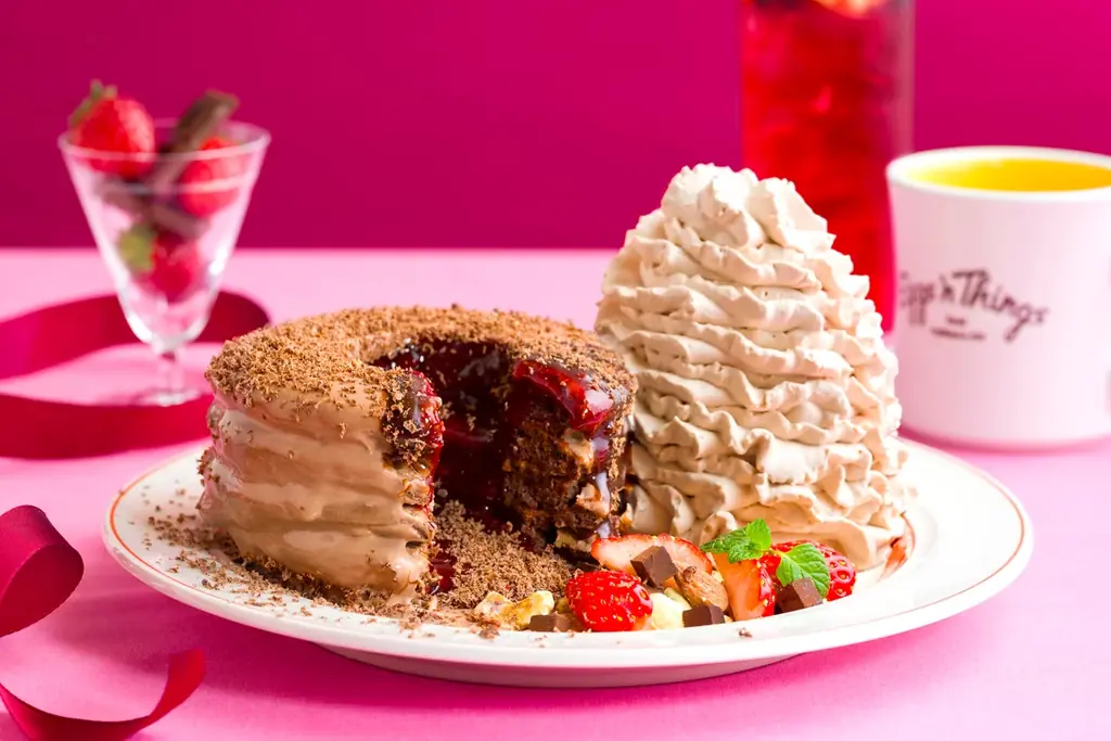 【Eggs ’n Things】“チョコレート×ストロベリー”至福のパンケーキが登場！「フォンダンショコラパンケーキ」「クリーミーブロスエッグス」1月21日（水）～2月26日（木） 画像 2