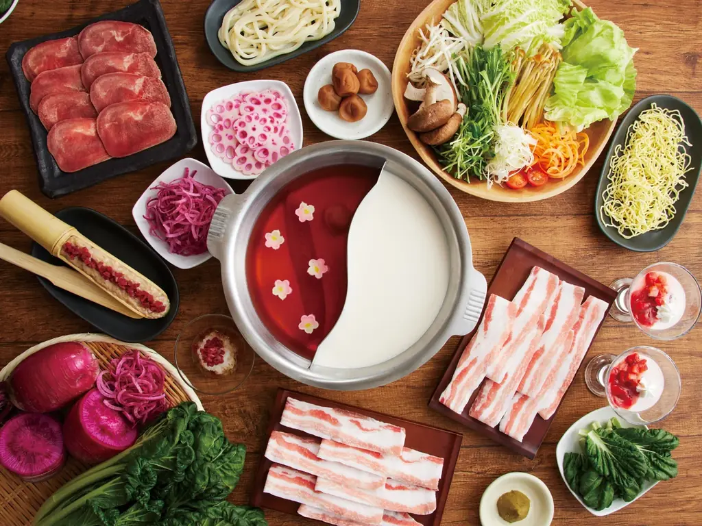 【しゃぶしゃぶ温野菜】初春限定の紅白二彩鍋！毎年好評の「梅たんしゃぶ」と新作「鶏白湯しゃぶ」が期間限定で登場 ～華やかな紅白仕立てで、「さっぱり×コクうま」の対照的な味わい～ 画像 2