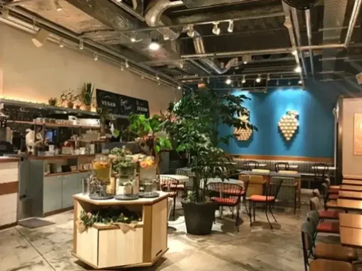 【フタバフルーツパーラー】苺の品種が日替わりで楽しめる！数量限定の希少な白苺を使用したパフェなど、旬の苺を存分に堪能できるスイーツ4種を、新宿店・川崎店にて期間限定で本日より販売開始！ 画像 10