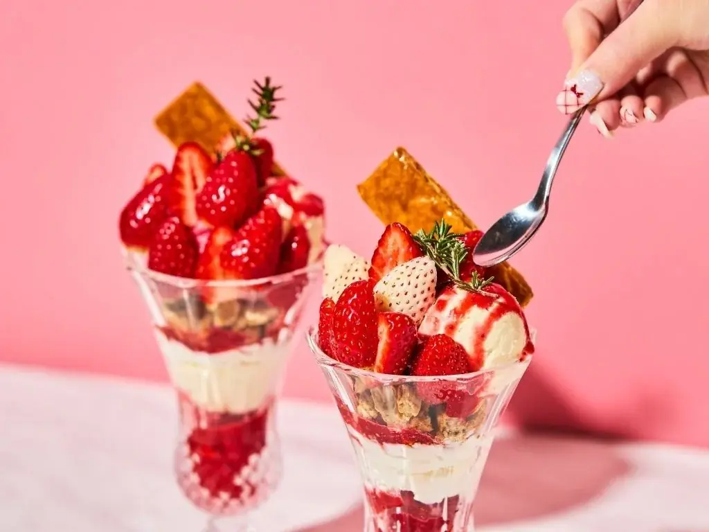 【フタバフルーツパーラー】苺の品種が日替わりで楽しめる！数量限定の希少な白苺を使用したパフェなど、旬の苺を存分に堪能できるスイーツ4種を、新宿店・川崎店にて期間限定で本日より販売開始！ 画像 2