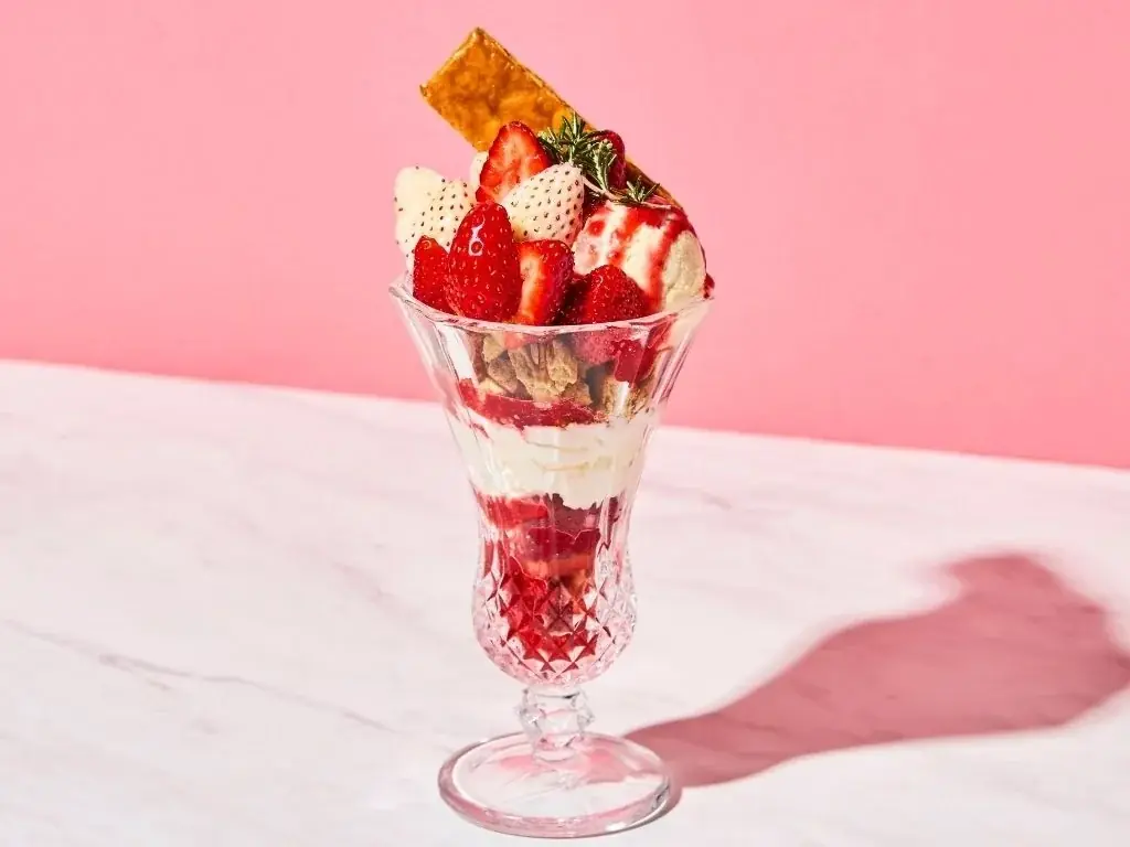 【フタバフルーツパーラー】苺の品種が日替わりで楽しめる！数量限定の希少な白苺を使用したパフェなど、旬の苺を存分に堪能できるスイーツ4種を、新宿店・川崎店にて期間限定で本日より販売開始！ 画像 6