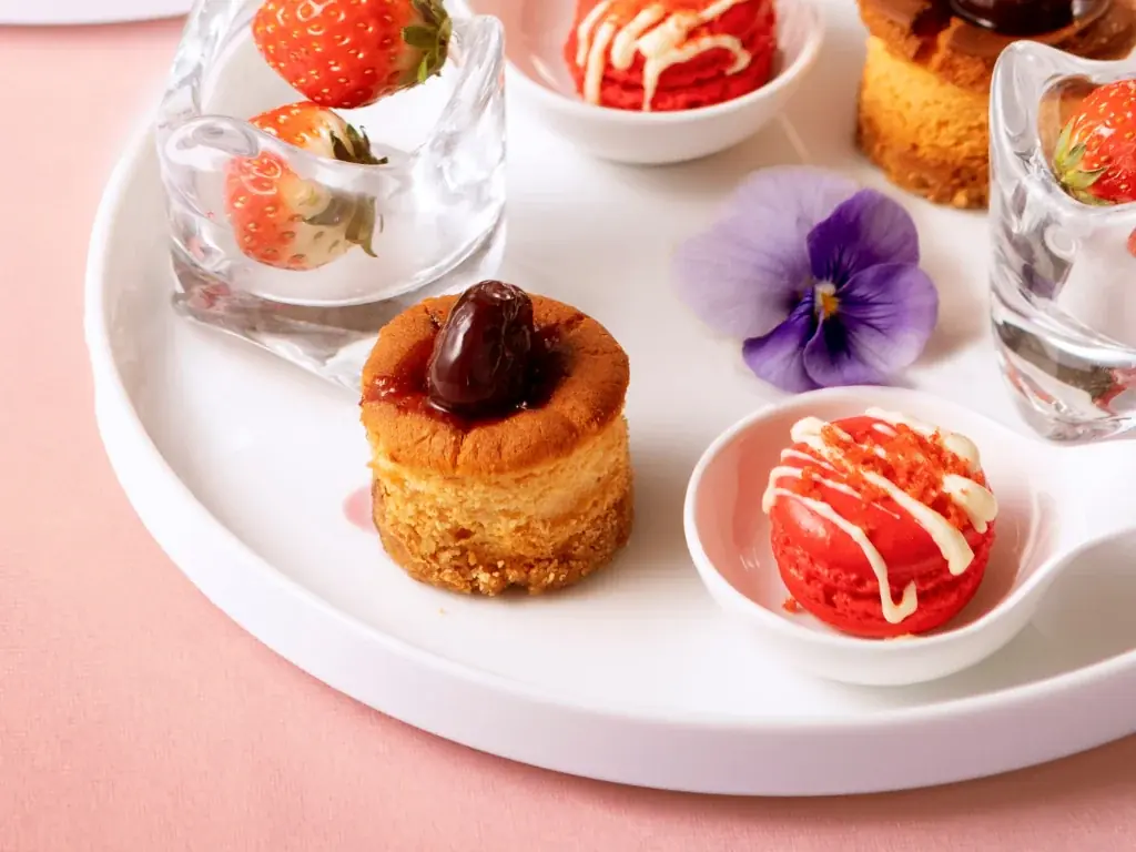 【メルキュール横須賀】季節ごとに新しい! 少しだけ特別なアフタヌーンティーシリーズ「Very Collection」誕生！ 第一弾は横須賀生まれの苺とSAKURAがきらめく春メニューが登場 画像 3