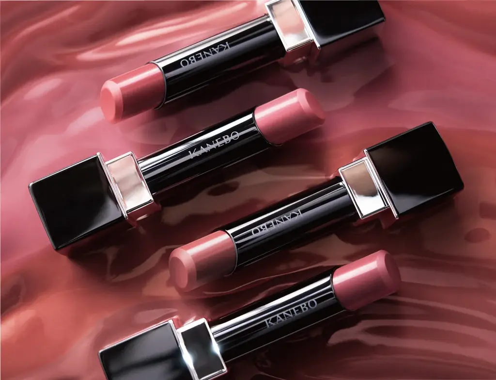 もっちりとした弾力のある厚みツヤ膜で、脈打つような仕上がりが続く。生命感ラスティングルージュ「ルージュスターヴァイブラント」に艶やかに酔いしれる美粘膜カラーの新色が登場 画像 1