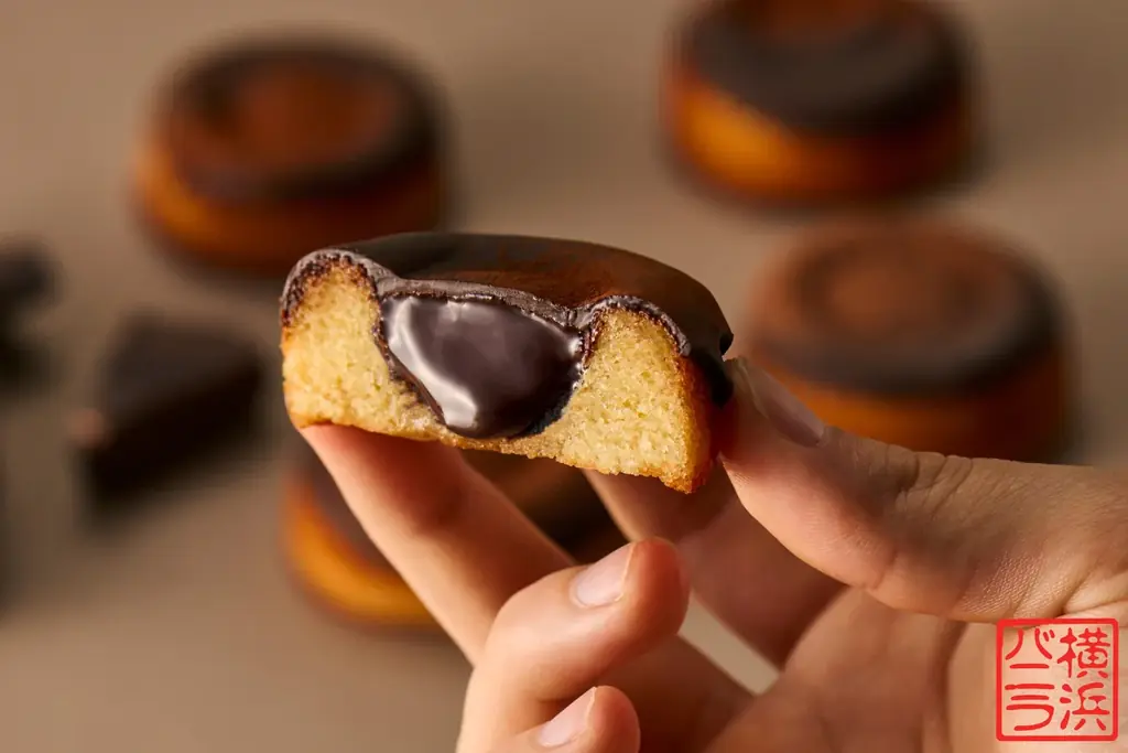横浜バニラ、冬季限定【塩バニラフィナンシェ ぱりとろショコラ】が初登場！フラッグシップ商品「塩バニラフィナンシェ」と贅沢2層ショコラの魅惑のマリアージュを、この冬あなたに。 画像 3