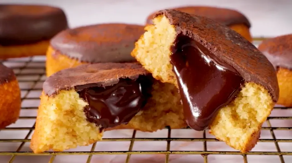 横浜バニラ、冬季限定【塩バニラフィナンシェ ぱりとろショコラ】が初登場！フラッグシップ商品「塩バニラフィナンシェ」と贅沢2層ショコラの魅惑のマリアージュを、この冬あなたに。 画像 7