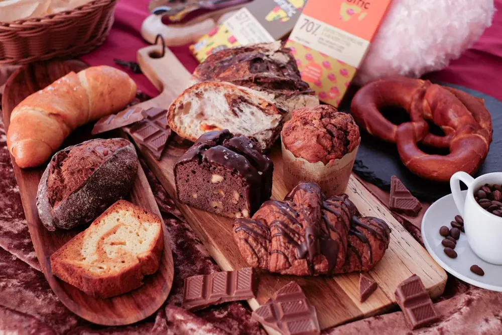 全国のパン屋4店舗のチョコレート商品が詰まったパンセットが登場。今年はパンでチョコレートをより身近に。 画像 1