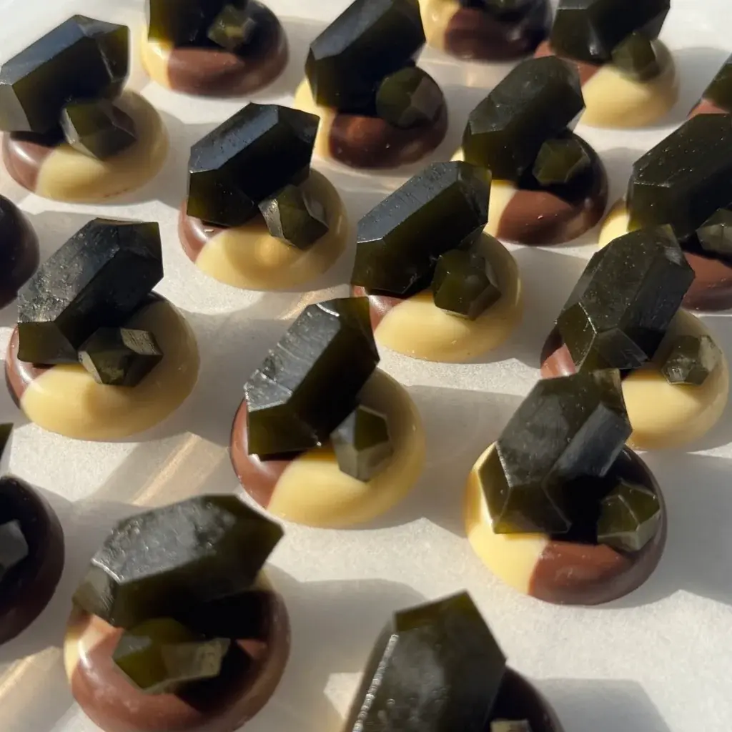 チョコレート×琥珀糖、まるで鉱物のようなチョコレート！ 「鉱物ショコラ」を1月16日から期間限定で販売開始 画像 5