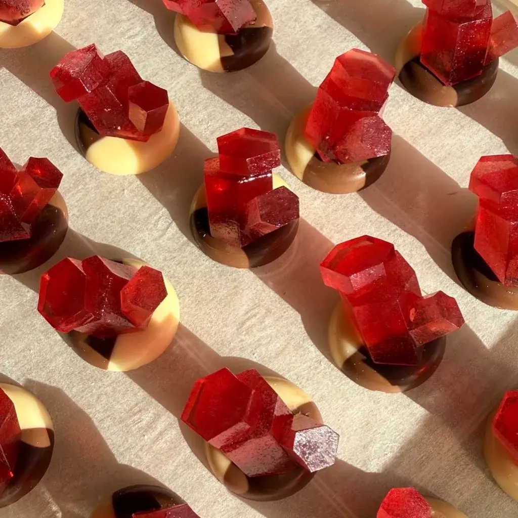 チョコレート×琥珀糖、まるで鉱物のようなチョコレート！ 「鉱物ショコラ」を1月16日から期間限定で販売開始 画像 6