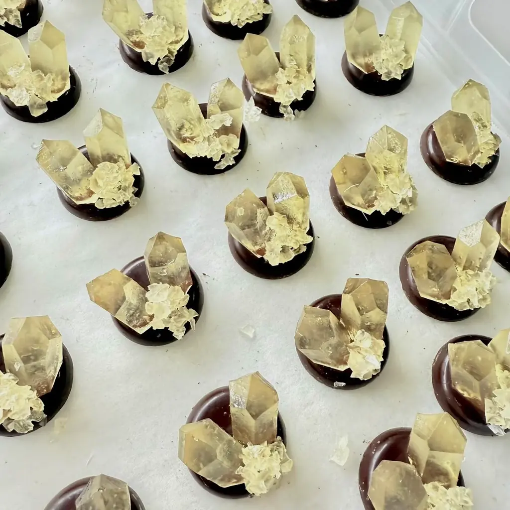 チョコレート×琥珀糖、まるで鉱物のようなチョコレート！ 「鉱物ショコラ」を1月16日から期間限定で販売開始 画像 8