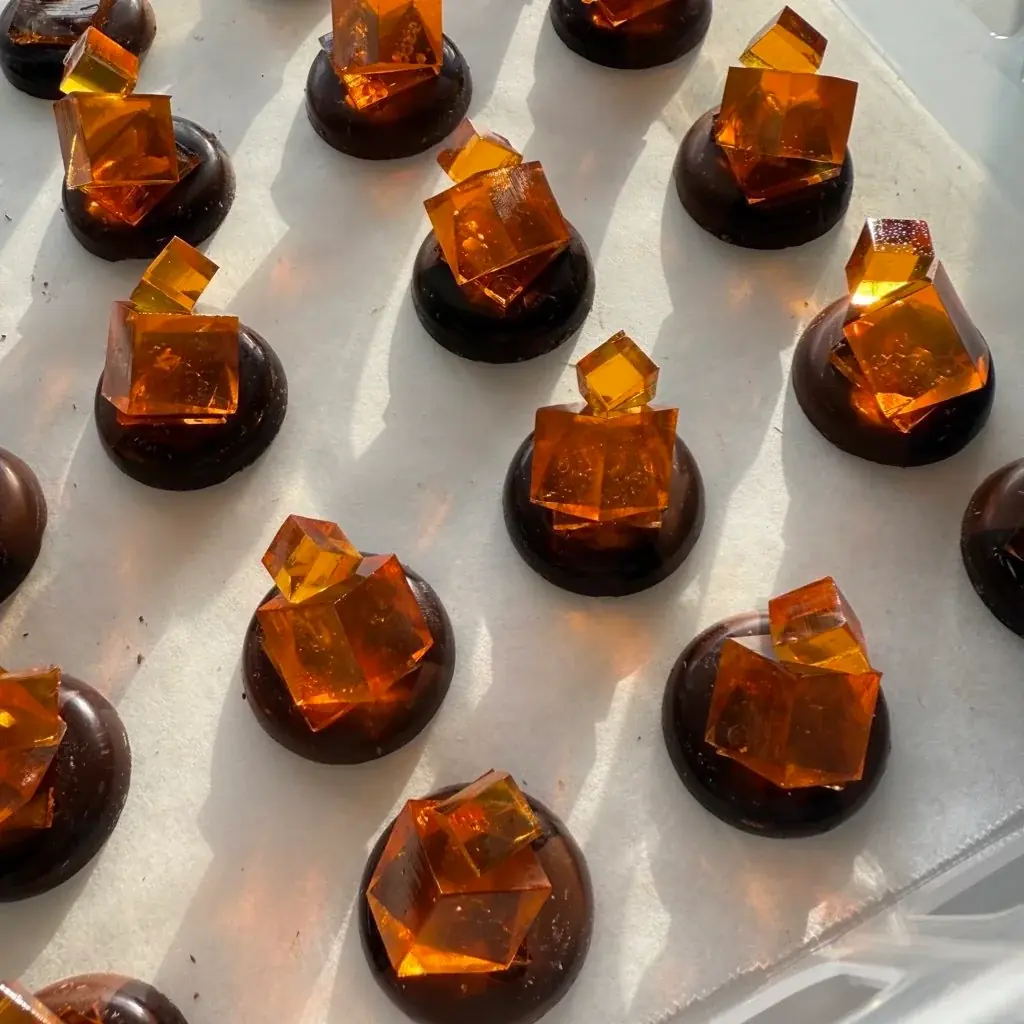 チョコレート×琥珀糖、まるで鉱物のようなチョコレート！ 「鉱物ショコラ」を1月16日から期間限定で販売開始 画像 9