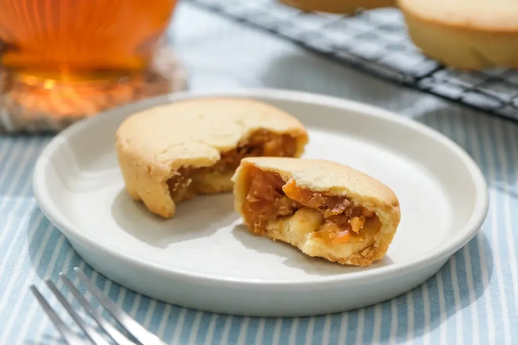 【アップサイクルで美味しく】規格外のドライパイナップルがしっとり食感の焼き菓子に。素材を無駄なく活かす『しっとり仕立てのパイナップルケーキ』をスナックミーオンラインストアで期間限定発売 画像 1