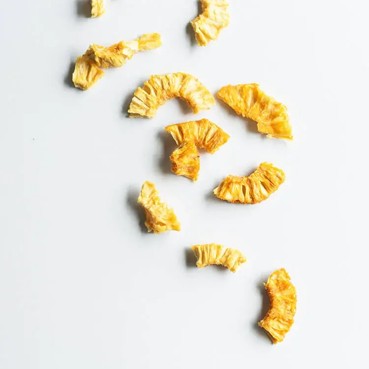 【アップサイクルで美味しく】規格外のドライパイナップルがしっとり食感の焼き菓子に。素材を無駄なく活かす『しっとり仕立てのパイナップルケーキ』をスナックミーオンラインストアで期間限定発売 画像 2