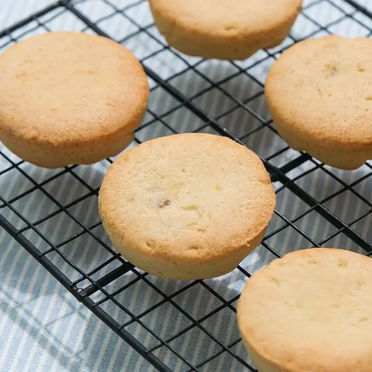 【アップサイクルで美味しく】規格外のドライパイナップルがしっとり食感の焼き菓子に。素材を無駄なく活かす『しっとり仕立てのパイナップルケーキ』をスナックミーオンラインストアで期間限定発売 画像 3