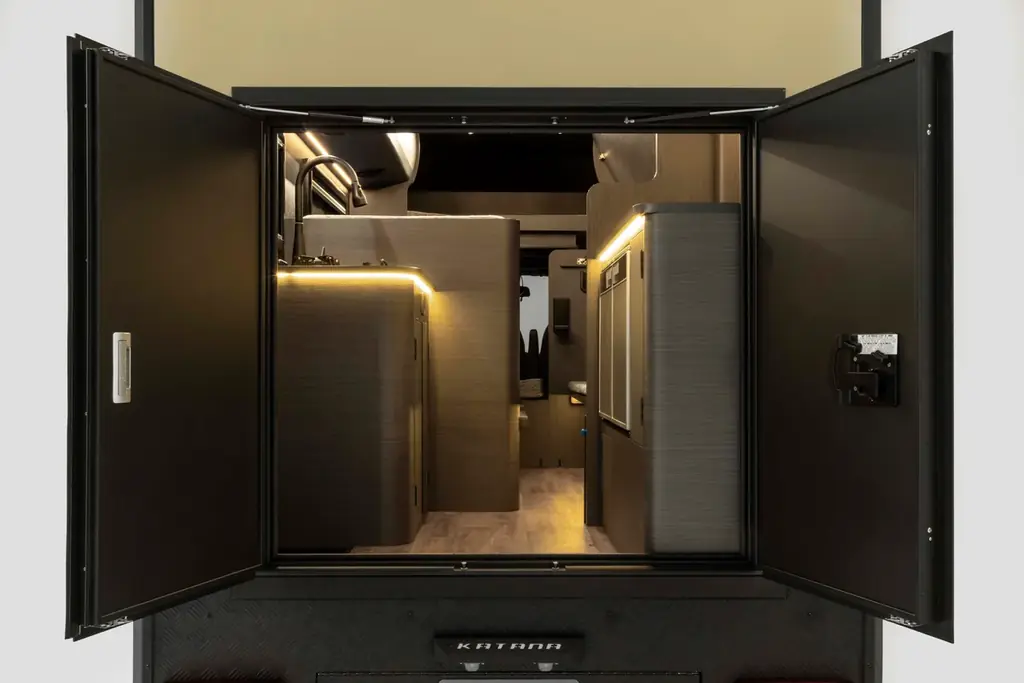 “今までに見たことがない”キャンピングカー『KATANA』世界初公開。ジャパンキャンピングカーショー2026で7車種新型モデル一挙デビュー 画像 8