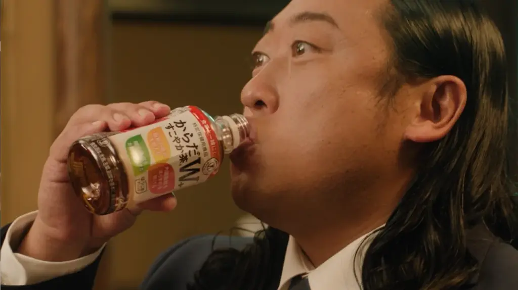 パッケージリニューアルした「からだすこやか茶W＋」と食事をもっと楽しもう！新ブランドアンバサダーにロバート秋山竜次さんを起用、新CM『小悪魔W(ダブル)』篇1月19日（月）全国で放映開始 画像 6