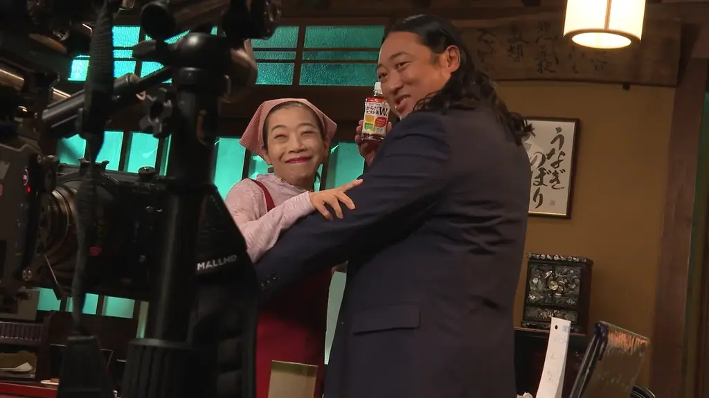 パッケージリニューアルした「からだすこやか茶W＋」と食事をもっと楽しもう！新ブランドアンバサダーにロバート秋山竜次さんを起用、新CM『小悪魔W(ダブル)』篇1月19日（月）全国で放映開始 画像 8