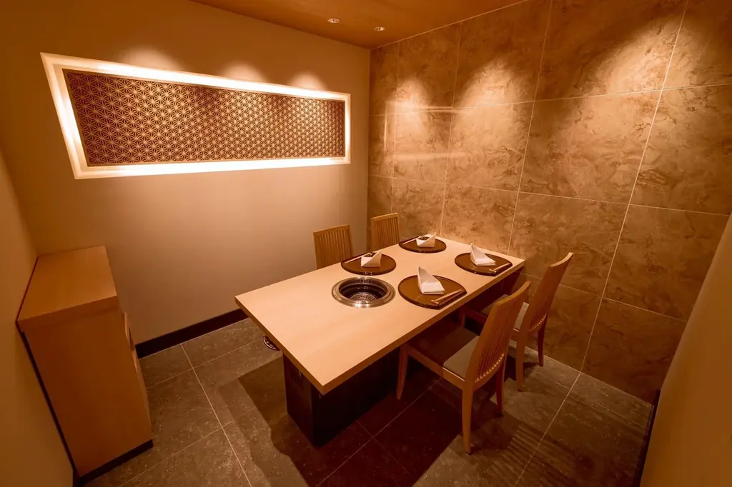 【大阪初上陸】東京「西麻布けんしろう」「うしみつ」「銀座ちかみつ」の系譜を継ぐ“おもてなし焼肉店”の集大成。待望の関西1号店「梅田うしみつ」が2026年1月24日（土）にグランドオープン！ 画像 3