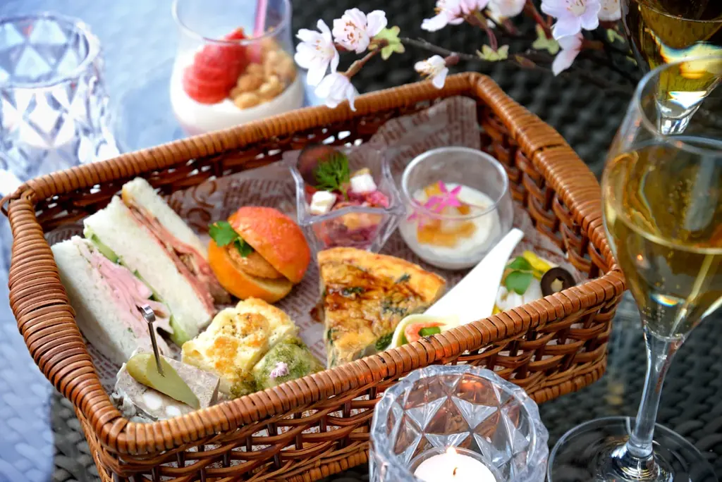 【ホテル椿山荘東京】桜とシャンパンが彩る、春限定のラグジュアリーなピクニック「Twilight Sakura Terrace」 3月2日よりスタート 画像 3