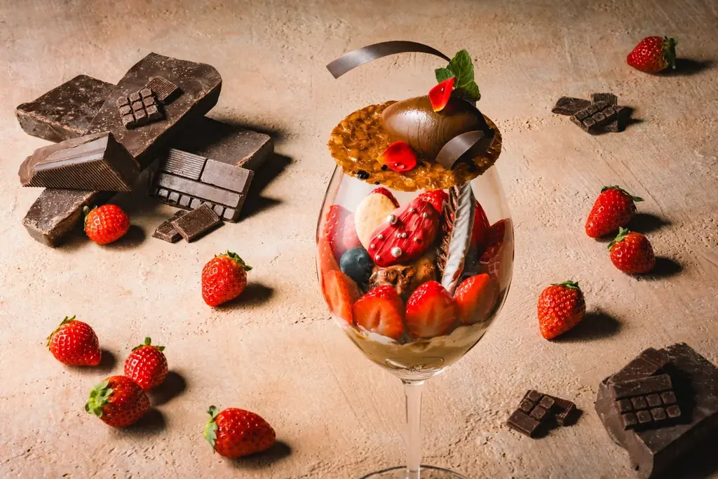 サステナブルなチョコレート×いちごのパフェを、自然派ラグジュアリーリゾート「シックスセンシズ 京都」で提供 画像 1
