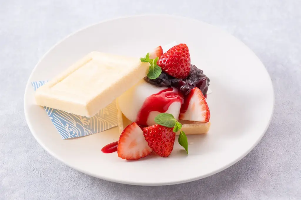 なくなり次第終了！ふわふわ食感「生雪見だいふく」とのコラボデザート「生雪見だいふくと苺の最中仕立て～黒蜜添え～」をランチタイムに期間限定でご提供 / ロッテシティホテル錦糸町 画像 1