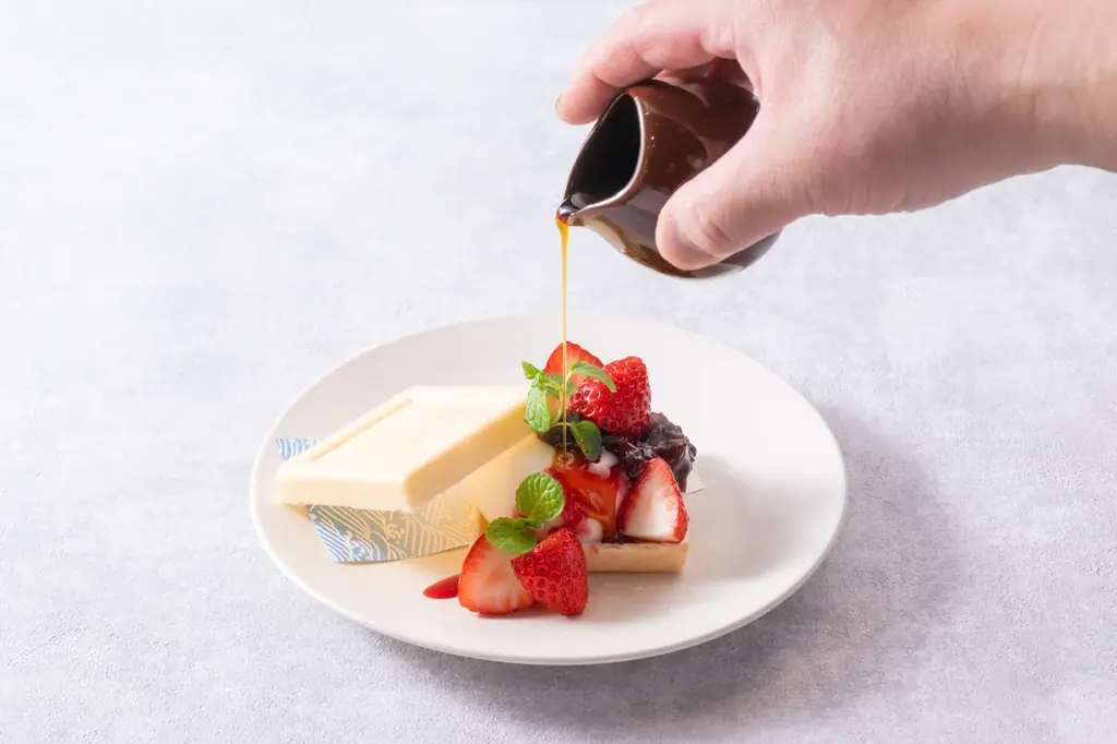 なくなり次第終了！ふわふわ食感「生雪見だいふく」とのコラボデザート「生雪見だいふくと苺の最中仕立て～黒蜜添え～」をランチタイムに期間限定でご提供 / ロッテシティホテル錦糸町 画像 2