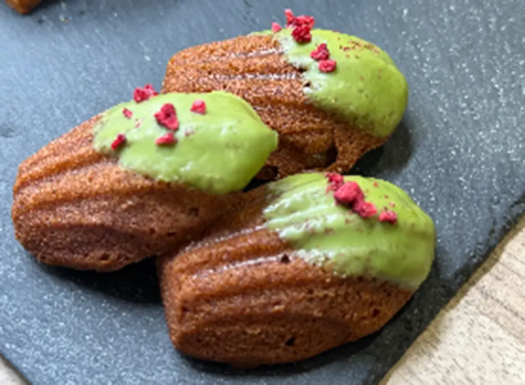 金光藤蔭高等学校とのコラボスイーツが期間限定で登場！ロゴスカフェ「バレンタイン＆ホワイトデー コラボマドレーヌ」1⽉20⽇より全国6店舗で販売 画像 4