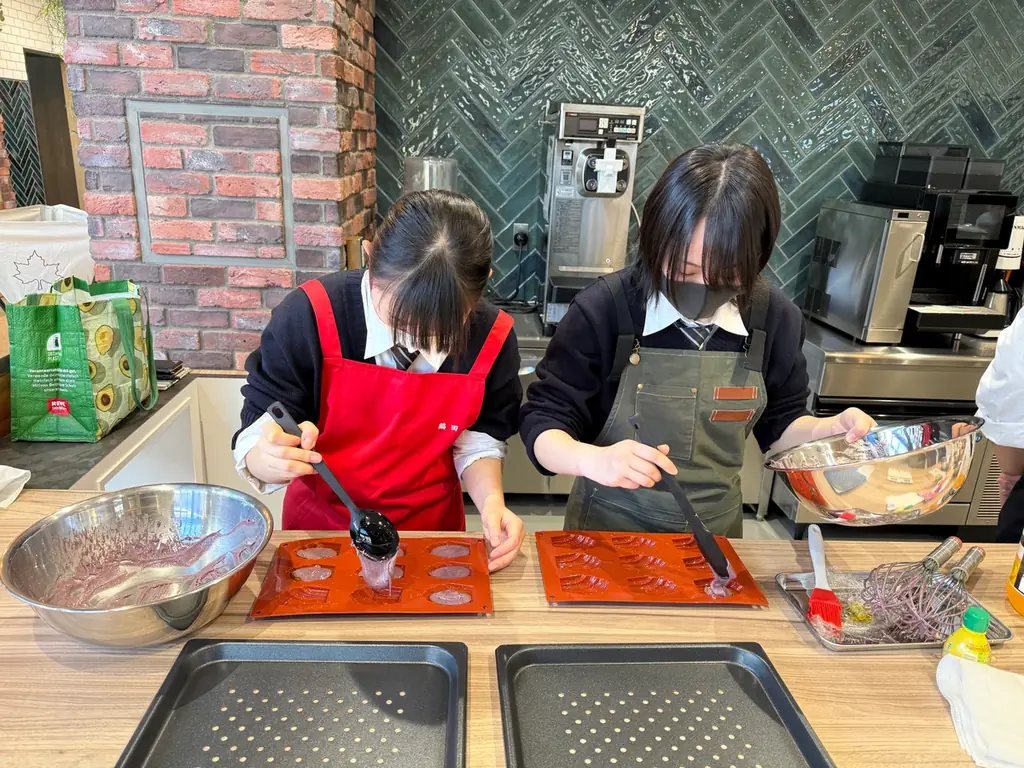 金光藤蔭高等学校とのコラボスイーツが期間限定で登場！ロゴスカフェ「バレンタイン＆ホワイトデー コラボマドレーヌ」1⽉20⽇より全国6店舗で販売 画像 9