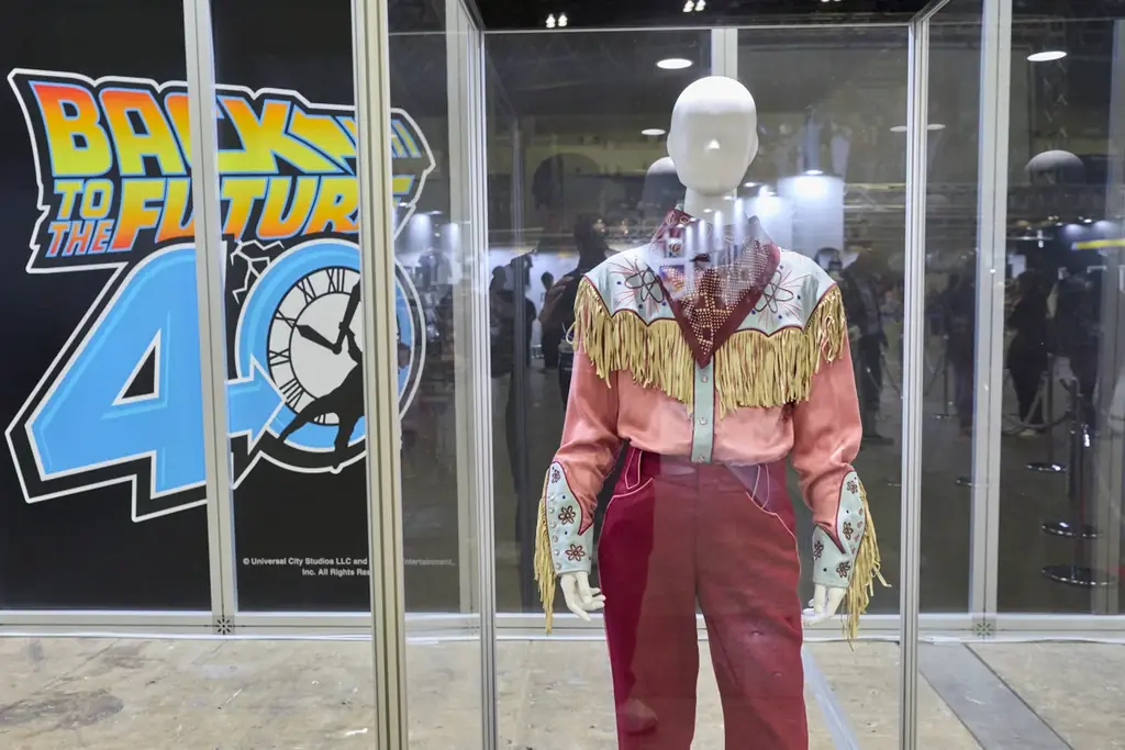 東京コミコン2025で好評を博した『バック・トゥ・ザ・フューチャー』公式ブースがPOP UP SHOPとして博多マルイで開催決定！『テニスの王子様』シリーズの許斐剛先生描き下ろしイラストが新登場！ 画像 5