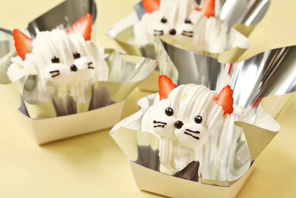 【“猫の日”限定ケーキ】累計販売数5万個突破※1の犬型スイーツが今だけねこの姿になって新登場！2/22に向けて国産苺とホイップクリームでふわふわな口溶けに仕上げた『ニャンティちゃん』を期間限定で発売！ 画像 2