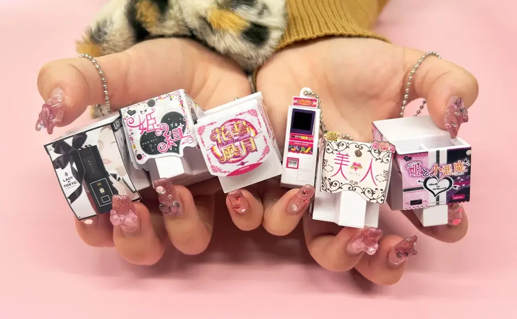 「プリント倶楽部」「花鳥風月」『LADY BY TOKYO』・・・あの平成プリがガシャポン®に登場！フリュー、プリ30周年特別企画「平成プリ　ミニチュアチャーム」が1月4週目より全国で順次発売！ 画像 3