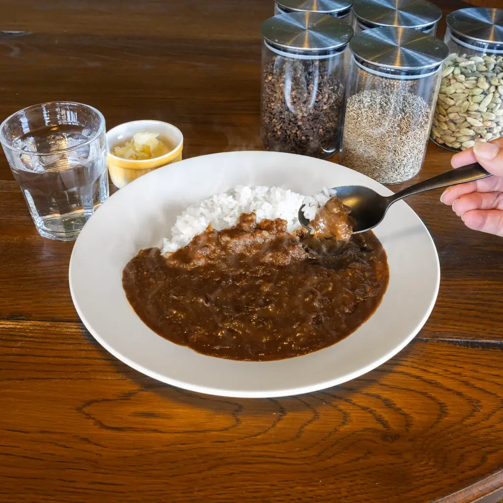 「アウトドアスパイス ほりにし」×「よしもとカレー」がコラボレーション！ほりにしの旨みとコクで従来の“ボケとツッコミのような味”をパワーアップ。1月21日（水）販売開始。 画像 3
