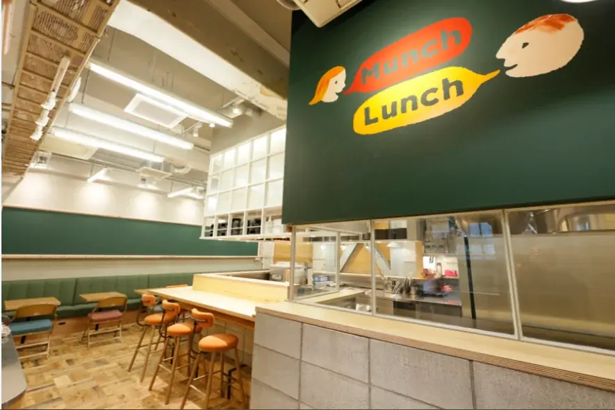 「アウトドアスパイス ほりにし」×「よしもとカレー」がコラボレーション！ほりにしの旨みとコクで従来の“ボケとツッコミのような味”をパワーアップ。1月21日（水）販売開始。 画像 5