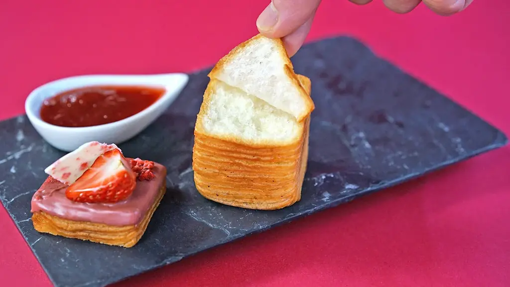 “めくるクロワッサン”として大人気の「リーヴル」を4.5cm角にしたバレンタイン限定「ミニリーヴル」を2026年2月12・13・14日の3日間、数量限定で販売いたします。【ロイヤルパインズホテル浦和】 画像 2