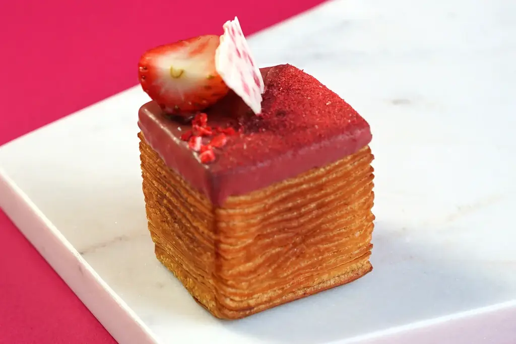 “めくるクロワッサン”として大人気の「リーヴル」を4.5cm角にしたバレンタイン限定「ミニリーヴル」を2026年2月12・13・14日の3日間、数量限定で販売いたします。【ロイヤルパインズホテル浦和】 画像 3