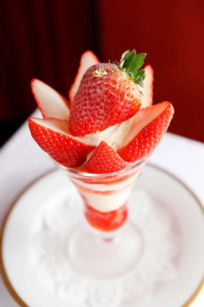 「資生堂パーラー 銀座本店サロン・ド・カフェ」、寒さ深まる2月に旬を迎える苺の限定パフェなどを展開 画像 2
