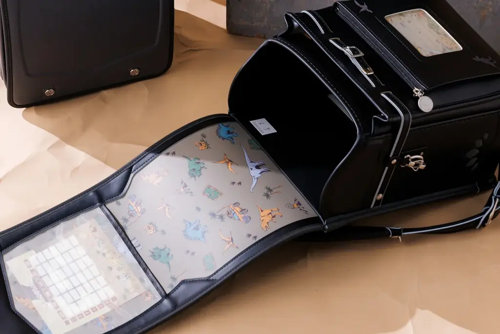 フィットちゃん2027年度ご入学向け新モデル第一弾｜恐竜・車をモチーフにした好奇心を刺激する新シリーズ！エキサイティングな世界観を楽しめる、別売「おなまえキラカード」も新たに展開 画像 6