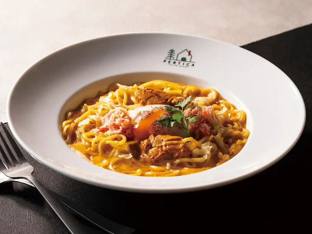 【イタリアン リゾート ペルティカ】心はずむ季節の彩り♪濃厚な味わいの「雲丹とずわい蟹の特選カルボナーラ」やお野菜たっぷり「生ハム・ペパロニのガーデンサラダピッツァ」など、心ときめく新メニューが登場！ 画像 4