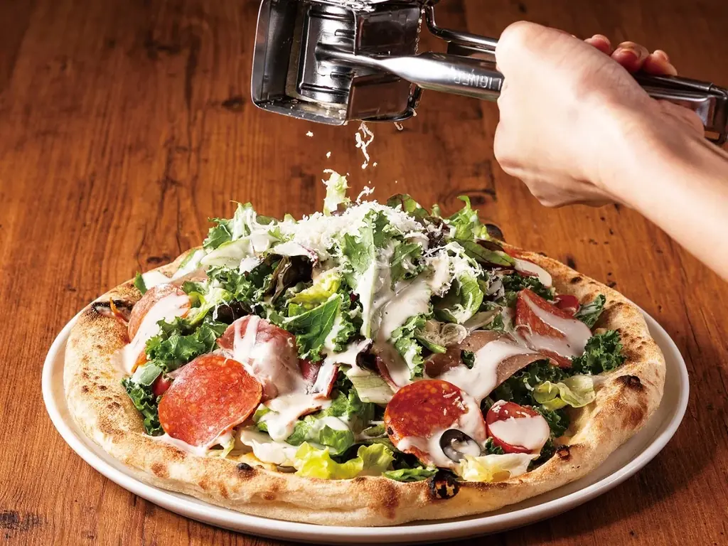 【イタリアン リゾート ペルティカ】心はずむ季節の彩り♪濃厚な味わいの「雲丹とずわい蟹の特選カルボナーラ」やお野菜たっぷり「生ハム・ペパロニのガーデンサラダピッツァ」など、心ときめく新メニューが登場！ 画像 5