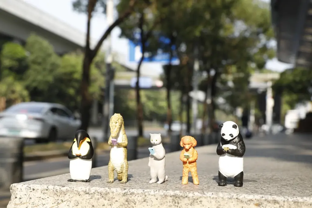 スマホ依存に“かわいい違和感”を！カプセルトイアーティスト・飯田マサミ氏が世界共通テーマを立体化グローバルデザイン第1弾『スマホ人生』、2026年5月 世界同時発売決定 画像 3