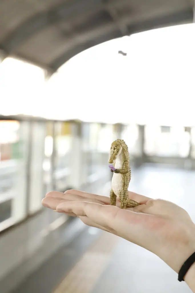 スマホ依存に“かわいい違和感”を！カプセルトイアーティスト・飯田マサミ氏が世界共通テーマを立体化グローバルデザイン第1弾『スマホ人生』、2026年5月 世界同時発売決定 画像 4