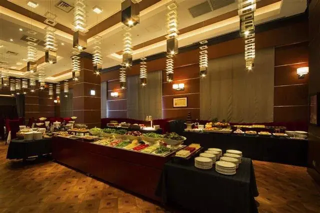 【ロウリーズ・ザ・プライムリブ】苺とチョコレートが彩る、ランチタイム限定デザートブッフェ 画像 4