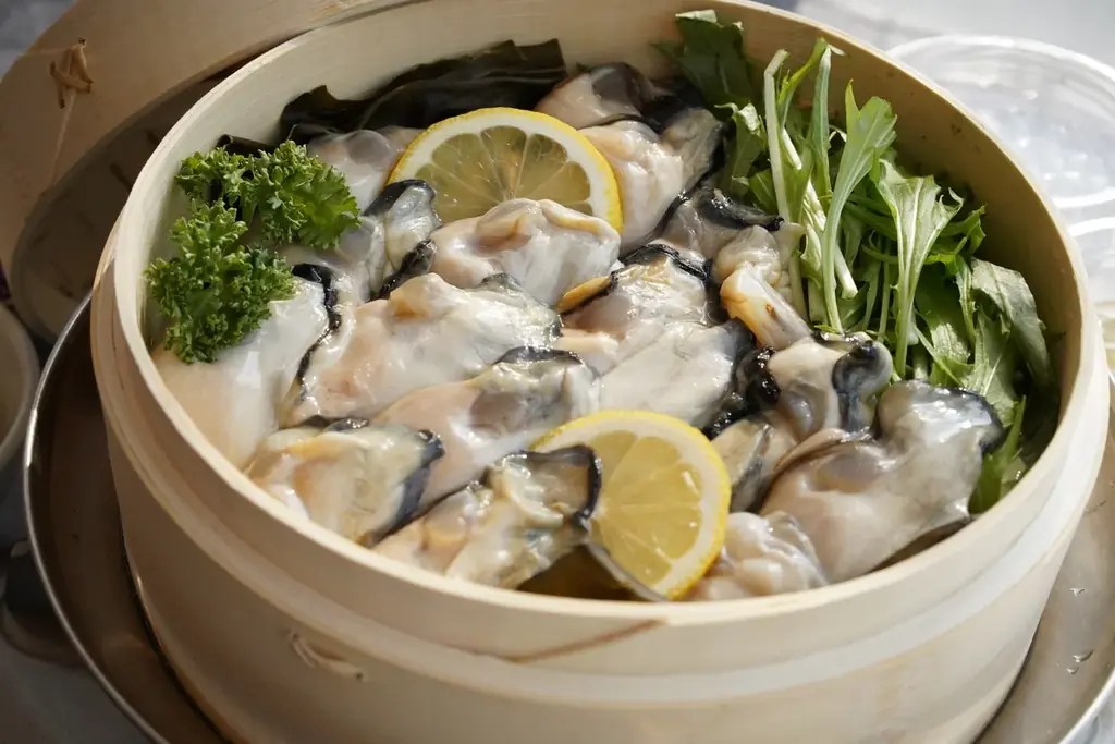 〜牡蠣、剥いちゃいました〜 せいろで昆布と酒とともに蒸したふっくら牡蠣定食「カキフタ」が愛知・知多半島の牡蠣小屋『ウッドデザインパーク野間』で2026年1月26日から提供開始 画像 1