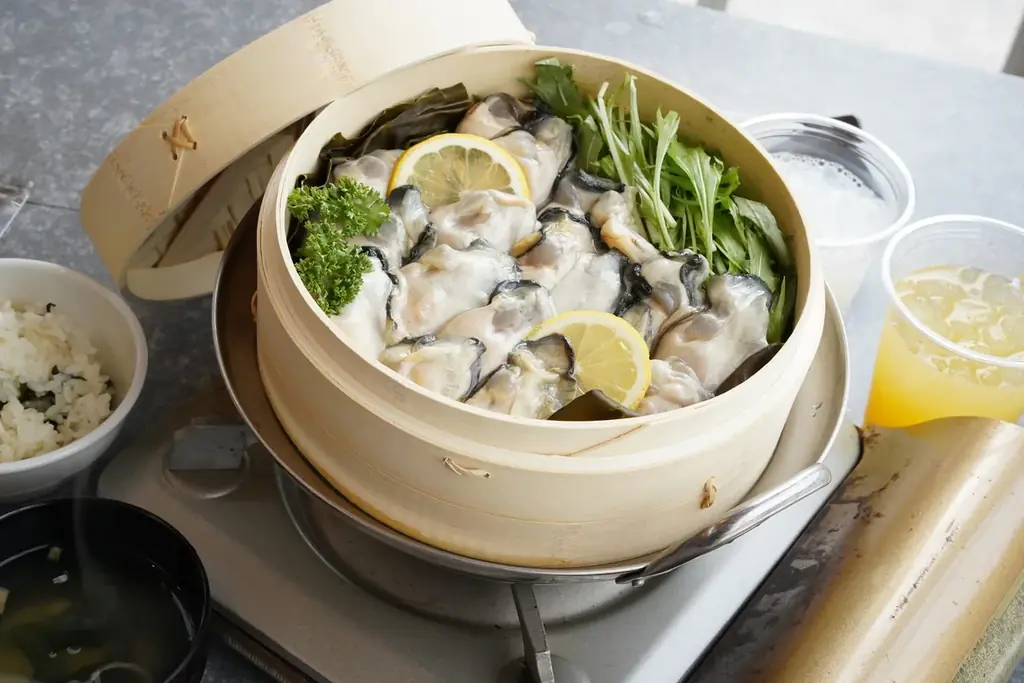 〜牡蠣、剥いちゃいました〜 せいろで昆布と酒とともに蒸したふっくら牡蠣定食「カキフタ」が愛知・知多半島の牡蠣小屋『ウッドデザインパーク野間』で2026年1月26日から提供開始 画像 2