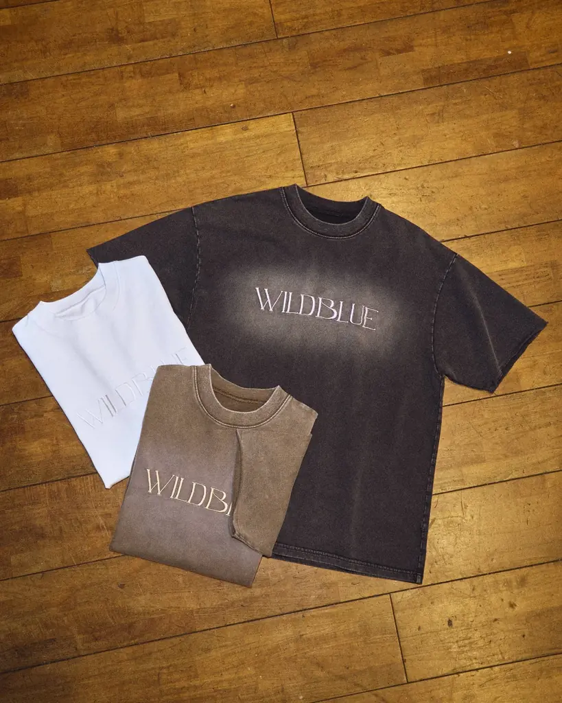 5人組ボーイズグループ「WILD BLUE」とのコラボレーションアイテム2026年2月21日(土)発売決定！ 画像 2