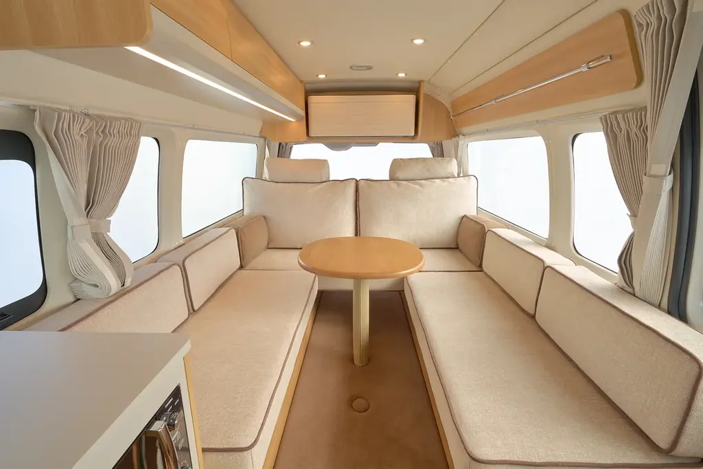 北海道発ソファブランド「blocco」と初コラボ。キャンピングカーで上質な“くつろぎ”を車内に　RVランド 画像 1