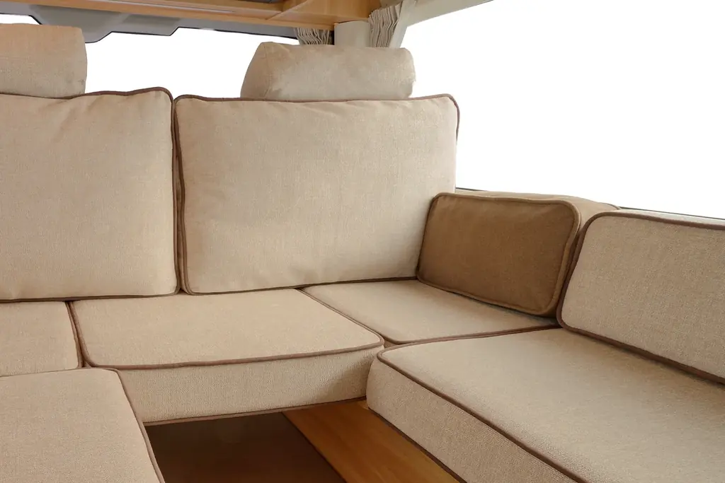 北海道発ソファブランド「blocco」と初コラボ。キャンピングカーで上質な“くつろぎ”を車内に　RVランド 画像 2