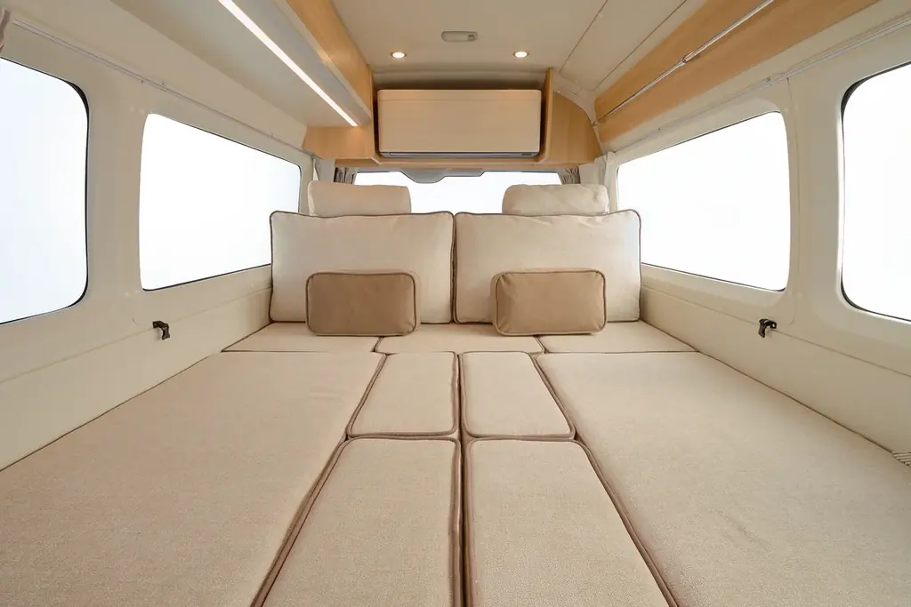 北海道発ソファブランド「blocco」と初コラボ。キャンピングカーで上質な“くつろぎ”を車内に　RVランド 画像 4