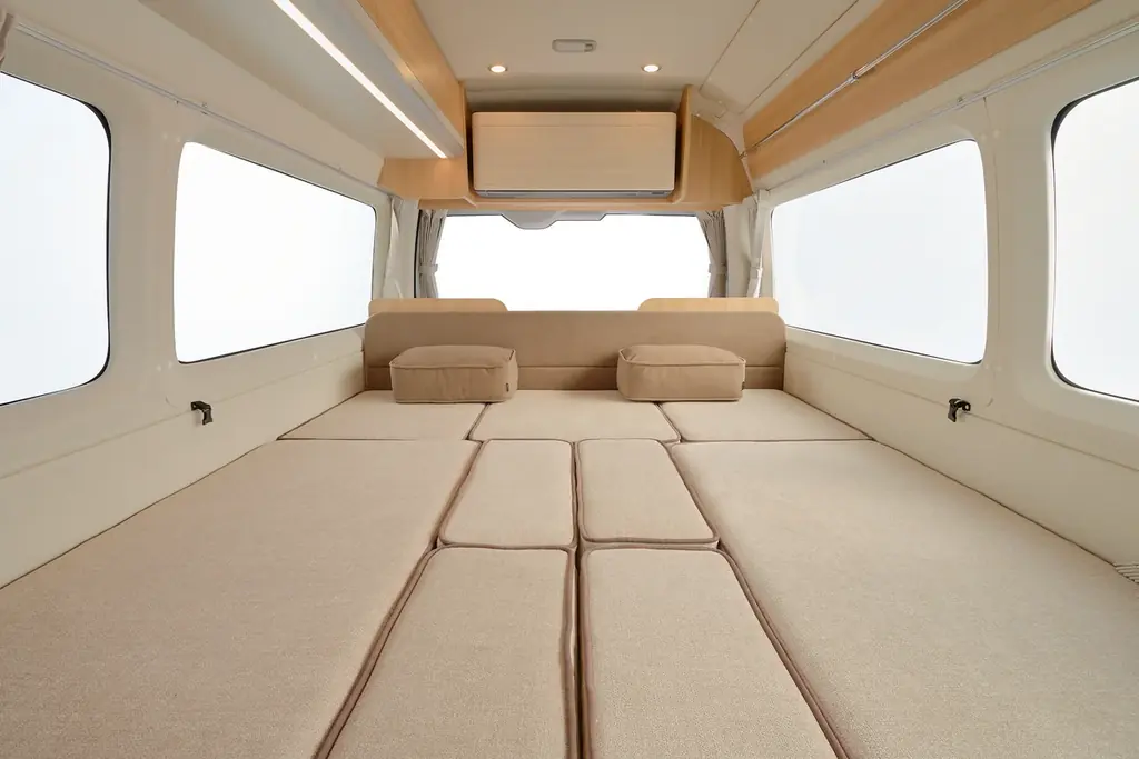 北海道発ソファブランド「blocco」と初コラボ。キャンピングカーで上質な“くつろぎ”を車内に　RVランド 画像 5