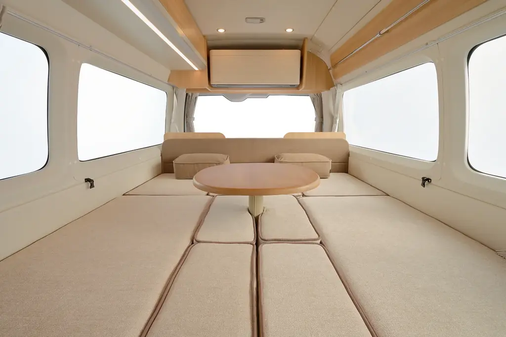 北海道発ソファブランド「blocco」と初コラボ。キャンピングカーで上質な“くつろぎ”を車内に　RVランド 画像 6