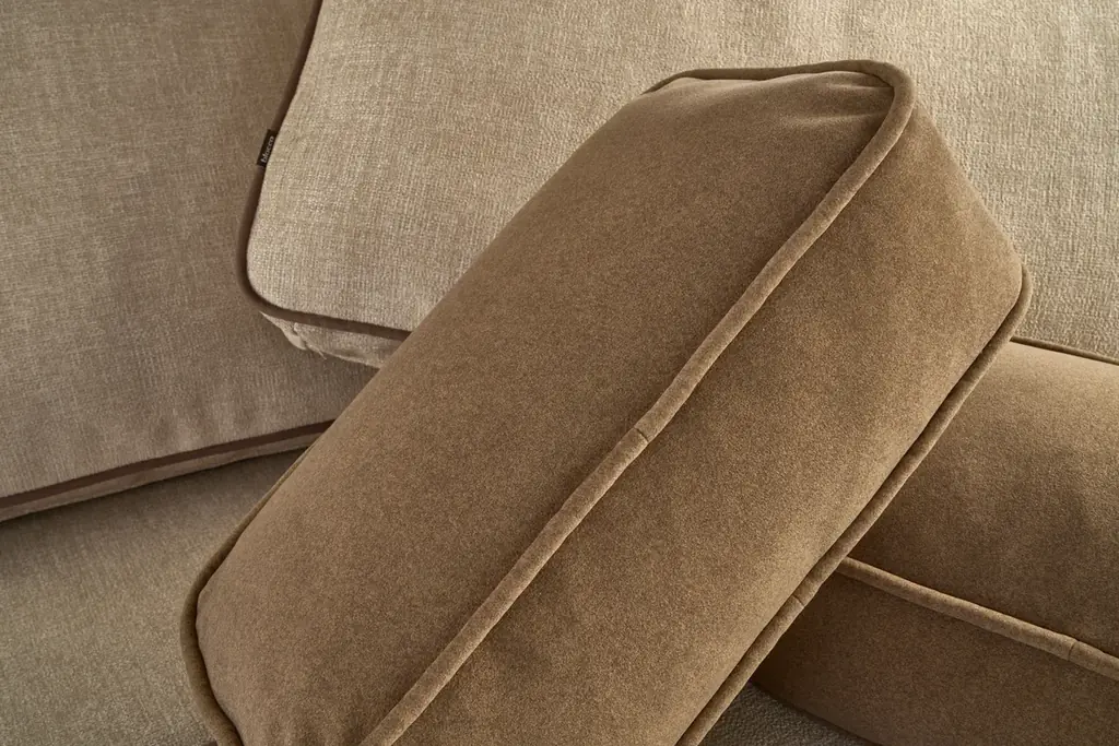 北海道発ソファブランド「blocco」と初コラボ。キャンピングカーで上質な“くつろぎ”を車内に　RVランド 画像 7